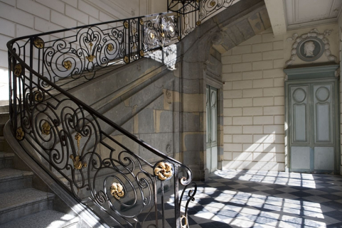 Escalier d'honneur : vue d'ensemble de la rampe en ferronnerie. © Région Bourgogne-Franche-Comté, Inventaire du Patrimoine