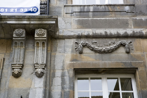 Détail d'une guirlande de feuillage décorant les façades sur cour. © Région Bourgogne-Franche-Comté, Inventaire du Patrimoine