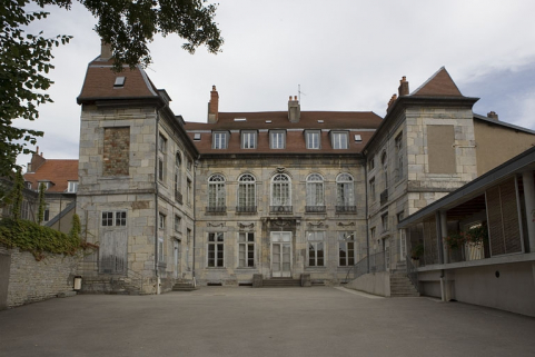 Vue d'ensemble de la façade postérieure du logis principal depuis l'ancien jardin. © Région Bourgogne-Franche-Comté, Inventaire du Patrimoine