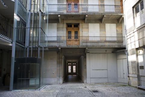 Vue du logis en fond de cour avec son passage cocher. © Région Bourgogne-Franche-Comté, Inventaire du Patrimoine