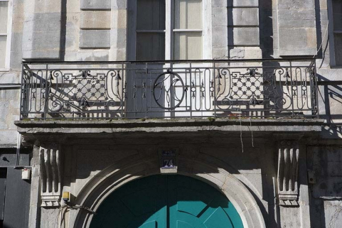 Détail du balcon situé au-dessus du portail d'entrée. © Région Bourgogne-Franche-Comté, Inventaire du Patrimoine