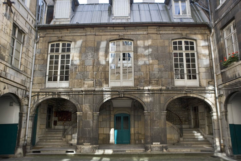 Première cour : vue d'ensemble de l'aile gauche, de face. © Région Bourgogne-Franche-Comté, Inventaire du Patrimoine