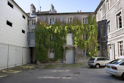 Vue d'ensemble du logis situé au fond de la deuxième cour. © Région Bourgogne-Franche-Comté, Inventaire du Patrimoine