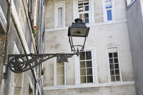 Deuxième cour : détail d'un bec de gaz. © Région Bourgogne-Franche-Comté, Inventaire du Patrimoine