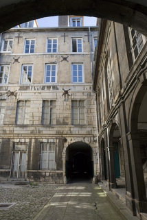 Vue d'ensemble de la façade postérieure du logis sur rue depuis le fond de la première cour. © Région Bourgogne-Franche-Comté, Inventaire du Patrimoine