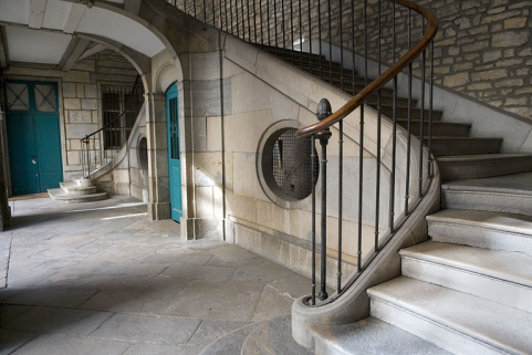 Première cour : détail du rez-de-chaussée de l'escalier d'honneur situé dans l'aile gauche. © Région Bourgogne-Franche-Comté, Inventaire du Patrimoine