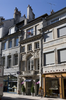 Vue d'ensemble de la façade sur rue de trois quarts droit. © Région Bourgogne-Franche-Comté, Inventaire du Patrimoine