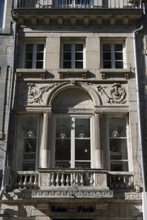 Détail de la serlienne du premier étage sur rue. © Région Bourgogne-Franche-Comté, Inventaire du Patrimoine