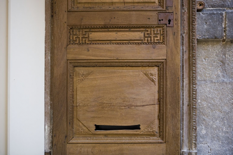 Détail des grecques ornant la porte d'entrée du logis secondaire. © Région Bourgogne-Franche-Comté, Inventaire du Patrimoine