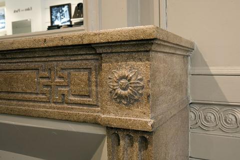 Détail d'une rosace couronnant l'un des piedroits de la cheminée située au premier étage. © Région Bourgogne-Franche-Comté, Inventaire du Patrimoine