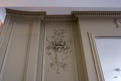 Détail d'un décor représentant l'automne ornant les lambris d'une pièce du premier étage. © Région Bourgogne-Franche-Comté, Inventaire du Patrimoine