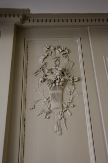 Détail d'un décor représentant le printemps ornant les lambris d'une pièce du premier étage. © Région Bourgogne-Franche-Comté, Inventaire du Patrimoine