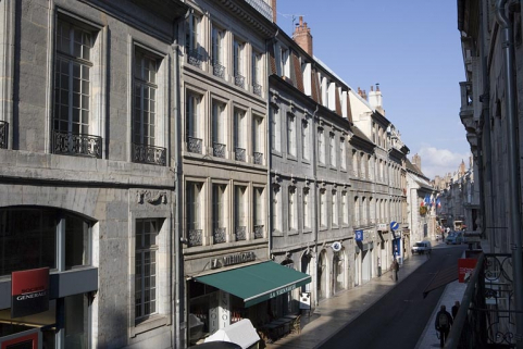 Vue d'ensemble de l'édifice dans l'alignement de la rue : de trois quarts gauche. © Région Bourgogne-Franche-Comté, Inventaire du Patrimoine Vue d'ensemble de l'édifice dans l'alignement de la rue : de trois quarts gauche. © Région Bourgogne-Franche-Comté, Inventaire du Patrimoine
