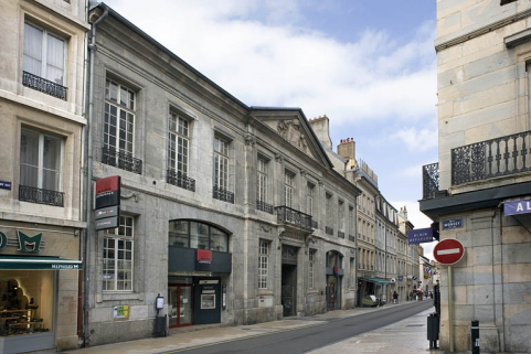 Vue d'ensemble de l'édifice de trois quarts gauche. © Région Bourgogne-Franche-Comté, Inventaire du Patrimoine