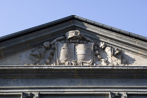 Détail des armoiries bûchées situées dans le fronton couronnant la façade sur rue. © Région Bourgogne-Franche-Comté, Inventaire du Patrimoine
