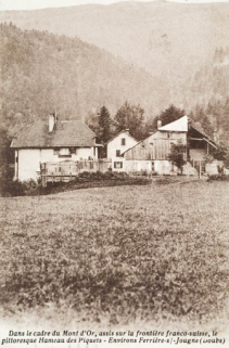 Dans le cadre du Mont d'Or, assis sur la frontière franco-suisse, le pittoresque Hameau des Piquets-Environs Ferrières-s/Jougne (Doubs) © Région Bourgogne-Franche-Comté, Inventaire du patrimoine