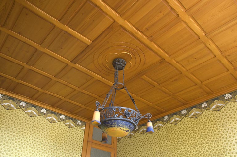 Ancienne salle à manger, détail : le plafond et le lustre. © Région Bourgogne-Franche-Comté, Inventaire du patrimoine
