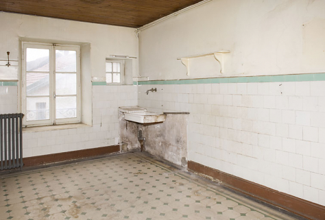 Ancienne cuisine, avec évier en pierre, donnant sur la rue des Remparts. © Région Bourgogne-Franche-Comté, Inventaire du patrimoine