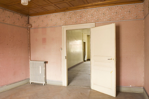 Chambre à côté de la cuisine, côté rue des Remparts, porte ouvrant sur le couloir. © Région Bourgogne-Franche-Comté, Inventaire du patrimoine