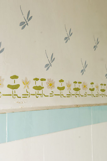 Ancienne salle de bains, détail du décor aux libellules. © Région Bourgogne-Franche-Comté, Inventaire du patrimoine