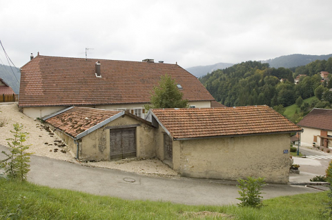 Vue des communs depuis la rue du Château. © Région Bourgogne-Franche-Comté, Inventaire du patrimoine