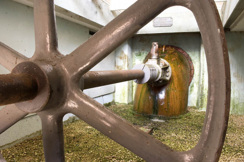 Usine : axe de transmission et volant. © Région Bourgogne-Franche-Comté, Inventaire du patrimoine