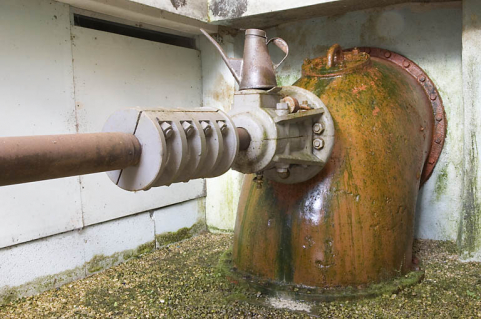 Usine : axe de transmission, sortant d'une conduite forcée. © Région Bourgogne-Franche-Comté, Inventaire du patrimoine