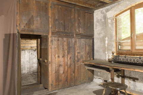 Usine, magasin industriel : table et placards. © Région Bourgogne-Franche-Comté, Inventaire du patrimoine