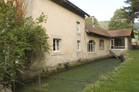 Canal de fuite, depuis l'aval (avec de gauche à droite, maison, usine et bâtiment d'eau). © Région Bourgogne-Franche-Comté, Inventaire du patrimoine