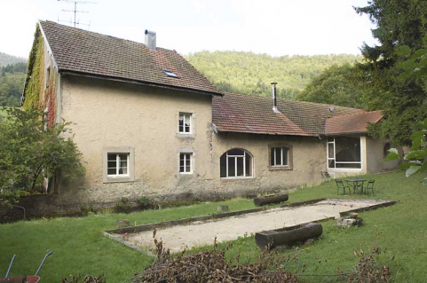 Façade postérieure, de trois quarts gauche. © Région Bourgogne-Franche-Comté, Inventaire du patrimoine
