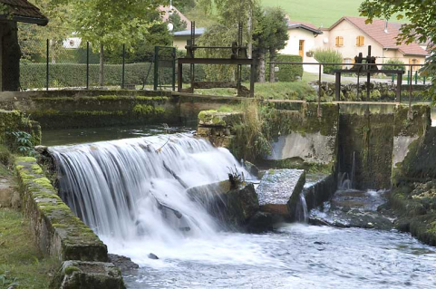Canal d'amenée : vannes et déversoir. © Région Bourgogne-Franche-Comté, Inventaire du patrimoine