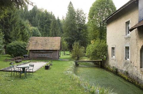 Canal de fuite, depuis l'amont, entre remise (à gauche) et maison (à droite). © Région Bourgogne-Franche-Comté, Inventaire du patrimoine