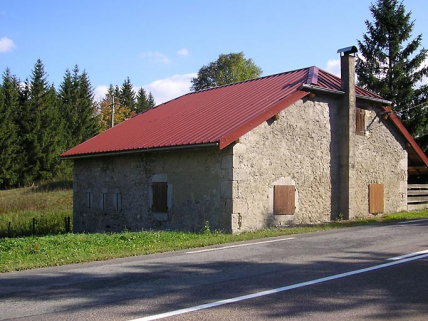 Façade postérieure vue de trois quarts. © Région Bourgogne-Franche-Comté, Inventaire du patrimoine