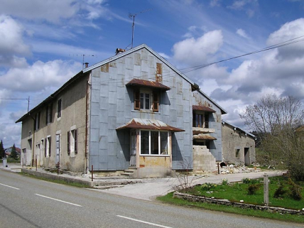 Pignon sud-ouest et façade antérieure vus de trois quarts. © Région Bourgogne-Franche-Comté, Inventaire du patrimoine
