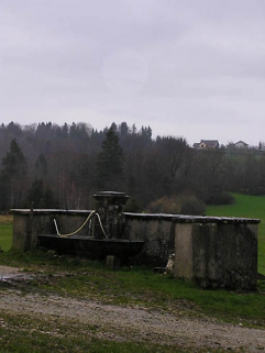 Vue de la fontaine abreuvoir. © Région Bourgogne-Franche-Comté, Inventaire du patrimoine