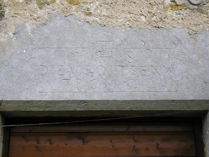 Inscription sur le linteau de la porte. © Région Bourgogne-Franche-Comté, Inventaire du patrimoine