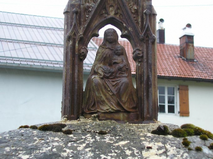 Statue de Vierge à l'Enfant à la base de la croix. © Région Bourgogne-Franche-Comté, Inventaire du patrimoine
