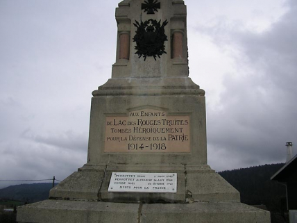 Vue du socle et de l'inscritption figurant sur la plaque. © Région Bourgogne-Franche-Comté, Inventaire du patrimoine