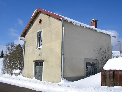 Façade postérieure et pignon sud-ouest vus de trois quarts. © Région Bourgogne-Franche-Comté, Inventaire du patrimoine
