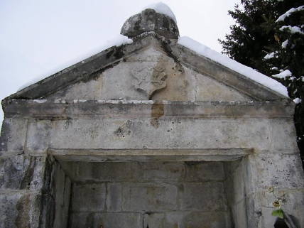 Le fronton. © Région Bourgogne-Franche-Comté, Inventaire du patrimoine Le fronton. © Région Bourgogne-Franche-Comté, Inventaire du patrimoine