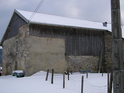 Façade postérieure et pignon sud-ouest vus de trois quarts. © Région Bourgogne-Franche-Comté, Inventaire du patrimoine