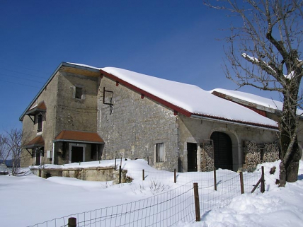 Façade postérieure vue de trois quarts. © Région Bourgogne-Franche-Comté, Inventaire du patrimoine