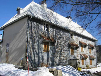 Façade postérieure vue de trois quarts. © Région Bourgogne-Franche-Comté, Inventaire du patrimoine