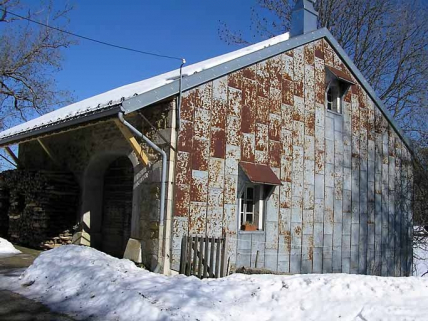 Façade postérieure vue de trois quarts. © Région Bourgogne-Franche-Comté, Inventaire du patrimoine