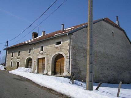 Façade antérieure et pignon nord-est vus de trois quarts. © Région Bourgogne-Franche-Comté, Inventaire du patrimoine Façade antérieure et pignon nord-est vus de trois quarts. © Région Bourgogne-Franche-Comté, Inventaire du patrimoine