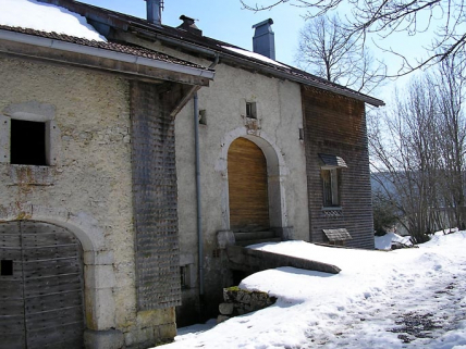 Façade postérieure et pont de grange vus de trois quarts. © Région Bourgogne-Franche-Comté, Inventaire du patrimoine