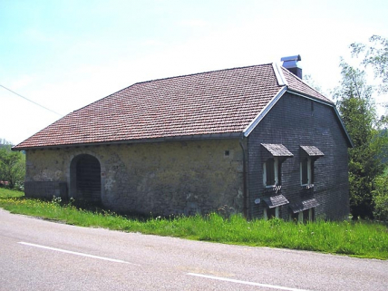 Façade postérieure et pignon sud-ouest vus de trois quarts. © Région Bourgogne-Franche-Comté, Inventaire du patrimoine