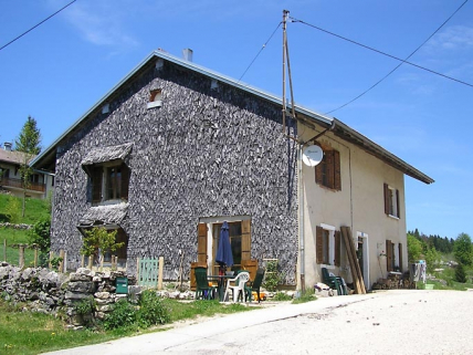 Pignon sud-ouest et façade antérieure vus de trois quarts. © Région Bourgogne-Franche-Comté, Inventaire du patrimoine