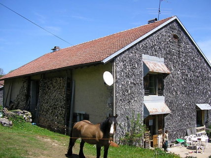 Façade postérieure et pignon sud-ouest vus de trois quarts. © Région Bourgogne-Franche-Comté, Inventaire du patrimoine