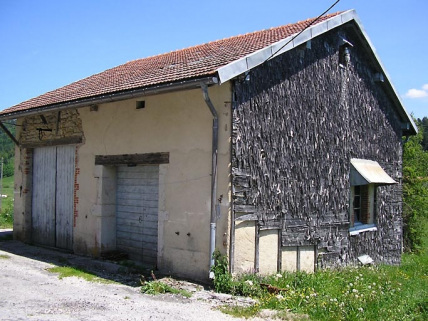 Entrée et pignon essenté de la remise (?) vus de trois quarts. © Région Bourgogne-Franche-Comté, Inventaire du patrimoine